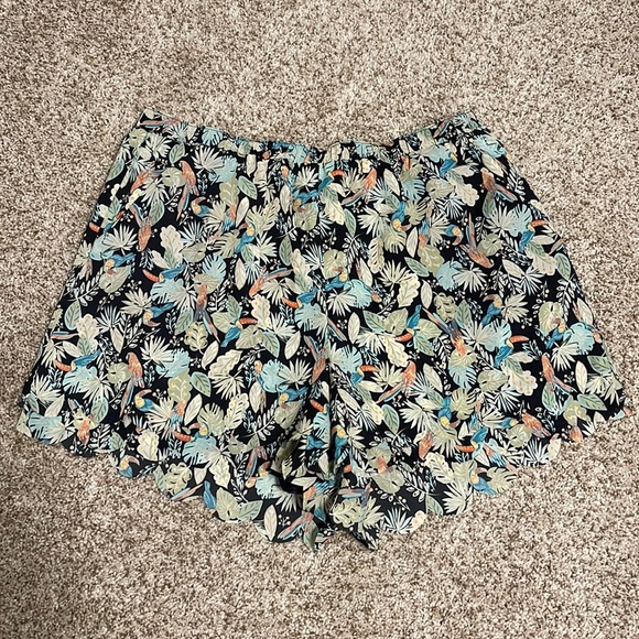 LC Lauren Conrad Pants - Lauren Conrad Tropical scallop bottom shorts M